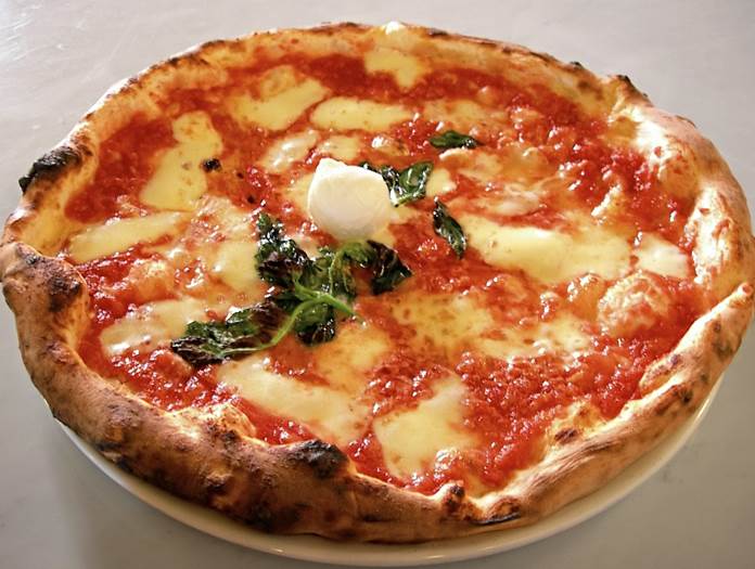 https://eshte-na-zdorovje.ru/cook/photo/European_cuisine/pizza-margherita.jpg